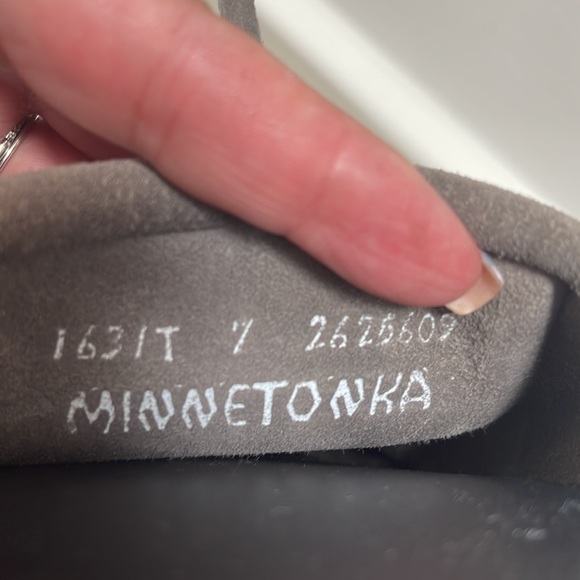 Minnetonka 3 layer suede fringe grey boots. - Picture 4 of 4